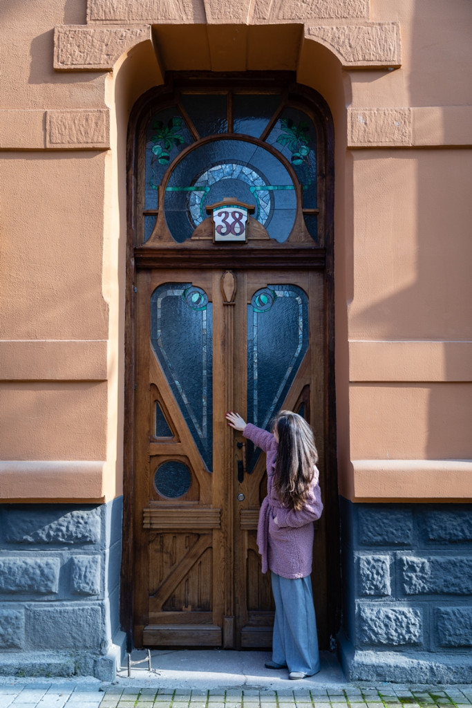 Марія Козакевич біля дверей з каштанами