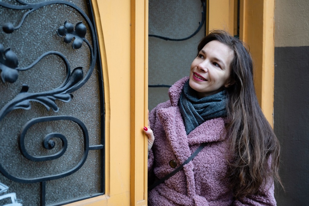 Марія Козакевич біля жовтих дверей